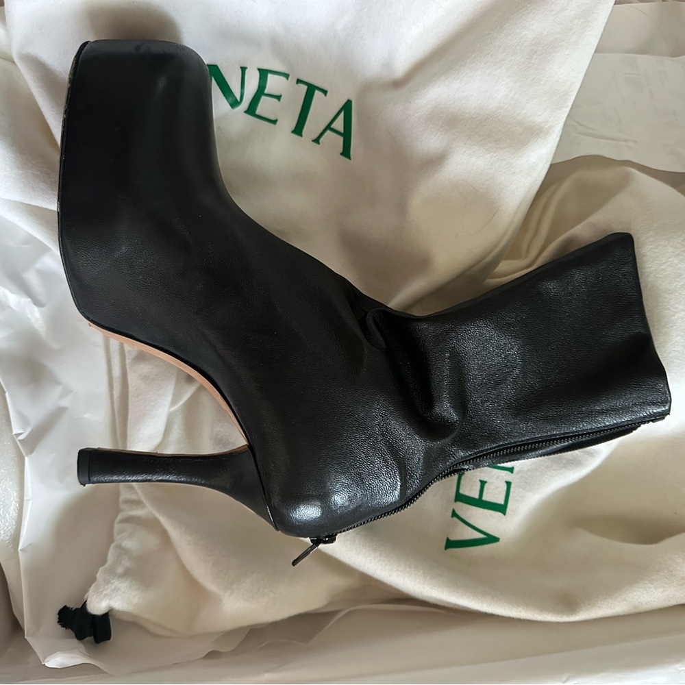 Bottega Veneta Black leather boots 🖤 - Picture 3 of 9